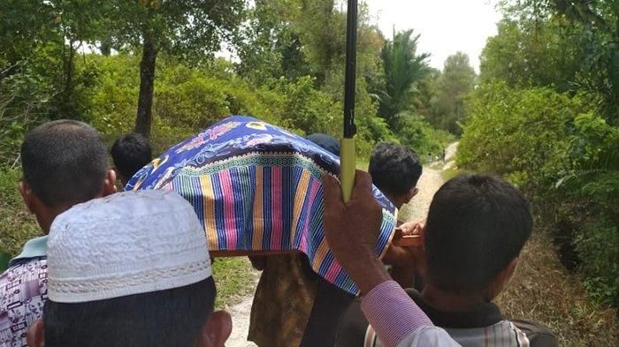 Jenazah Herman (30) penderita sesak napas yang meninggal di teras Puskesmas Salang. Puskesmas Kosong.