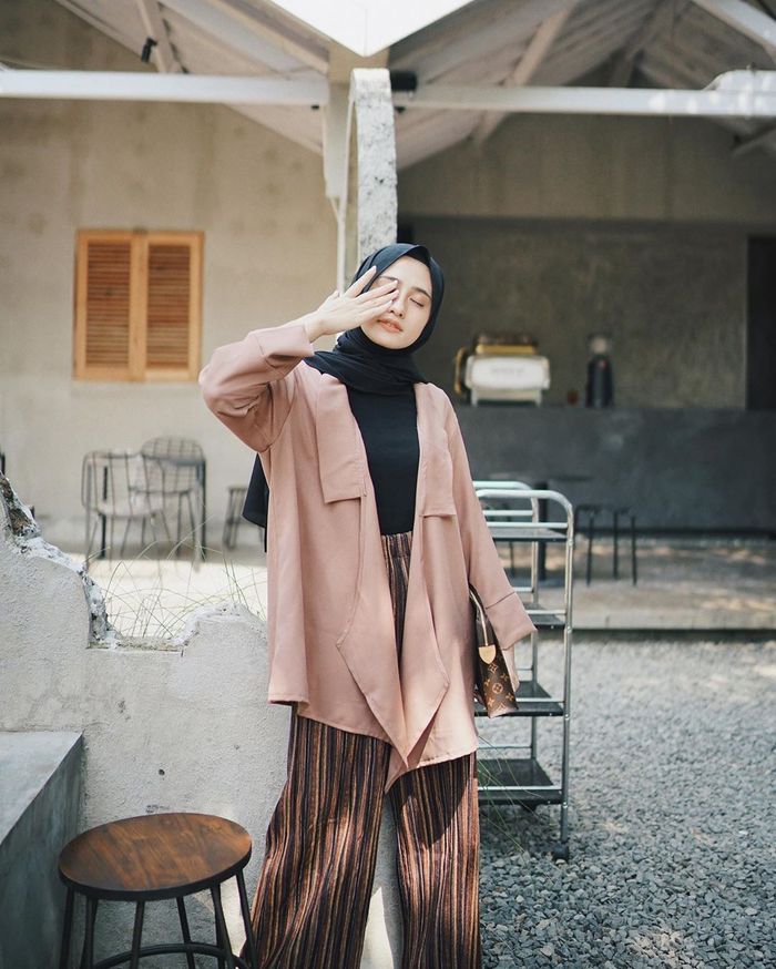 4 Model Stripes Pants Kekinian Ala Selebgram Hijab Untuk Gaya Playful Semua Halaman Cewekbanget