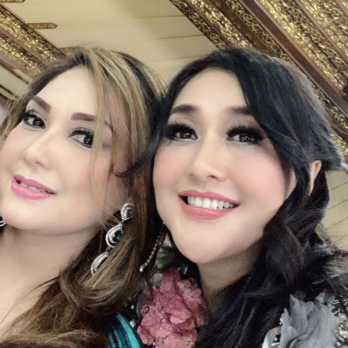 
Paramitha Rusady dan Nia Daniaty merupakan sahabat karib.