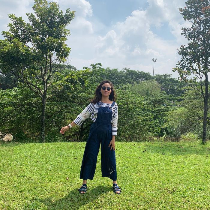 Padu padan simpel dengan denim culottes overall