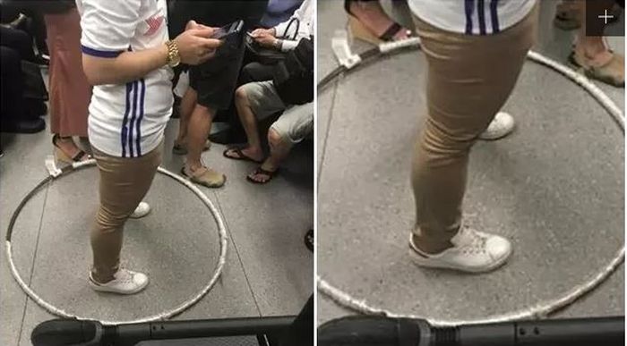 Wanita ini gunakan hula hoop agar tak berdesakan dengan orang di MRT.