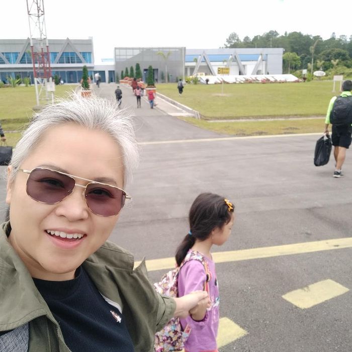 Hanna Kasino dengan rambut putihnya nampak cantik dan awet muda