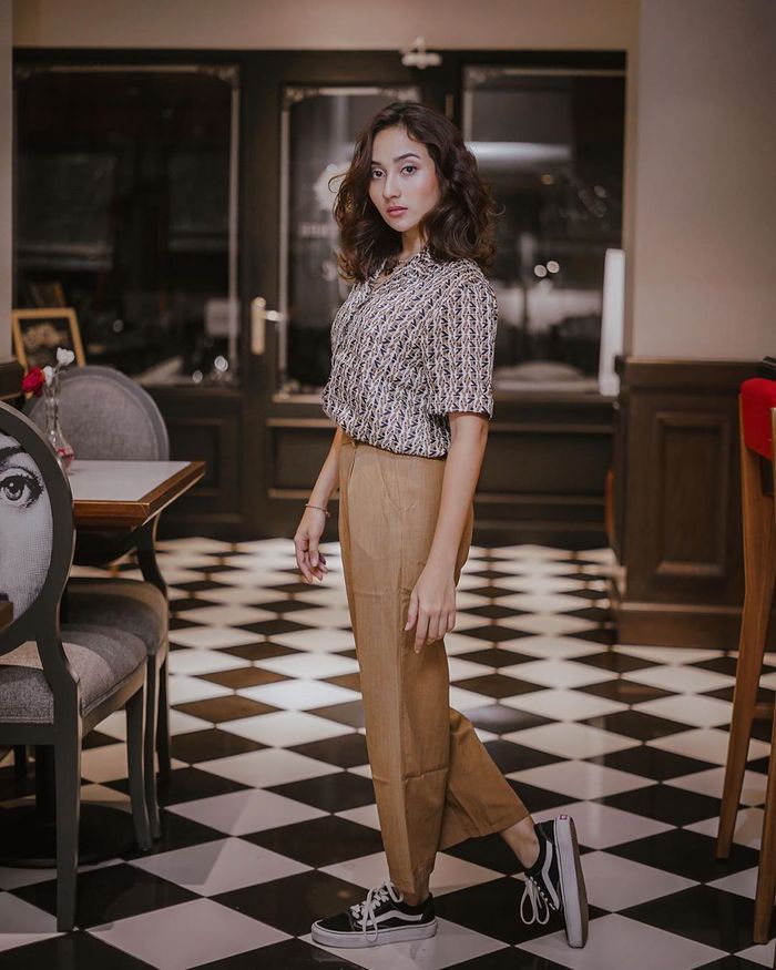 Gaya kasual semi formal ala Naomi Zaskia