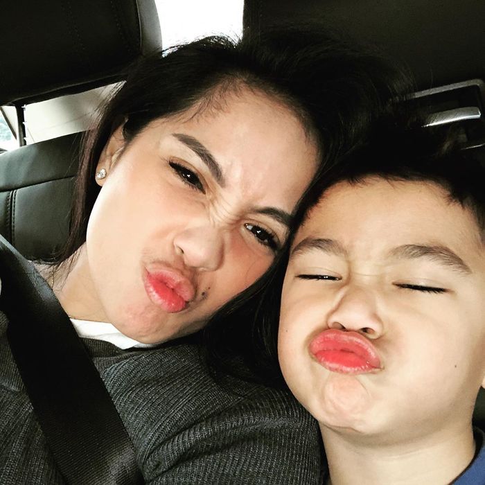 Cuma Tampil Simpel Saat Foto Sama Rafathar, Nagita Slavina Pakai Sweater Polos Harga Jutaan Rupiah