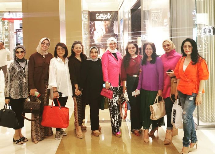 Mayangsari tak lupa untuk membawa sebuah tas mewah bernuansa warna putih