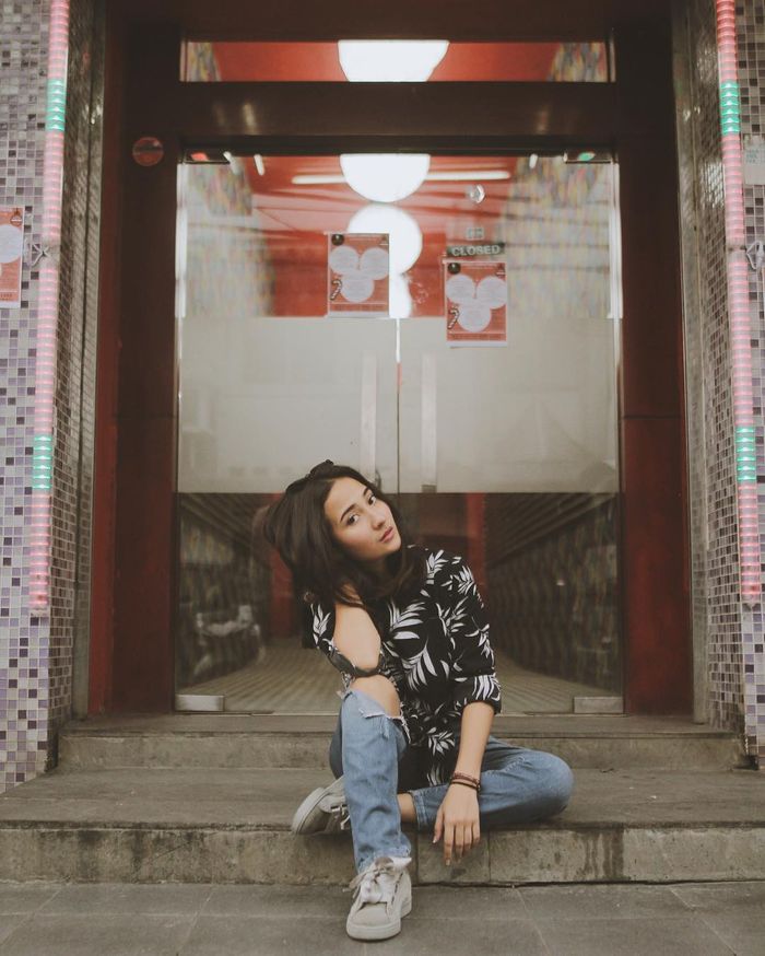 Penampilan Naomi Zaskia yang tampak kece dengan celana jeans sobek