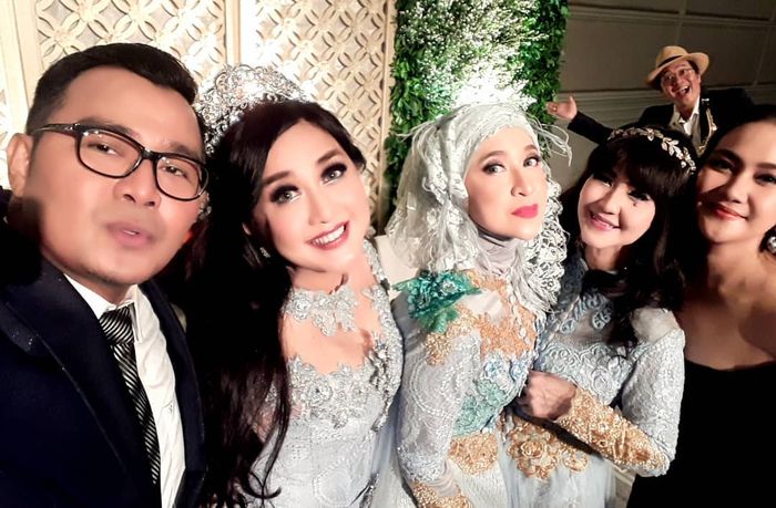 Paramitha Rusady masih sering berkumpul dengan teman-teman artis di era 90an. 