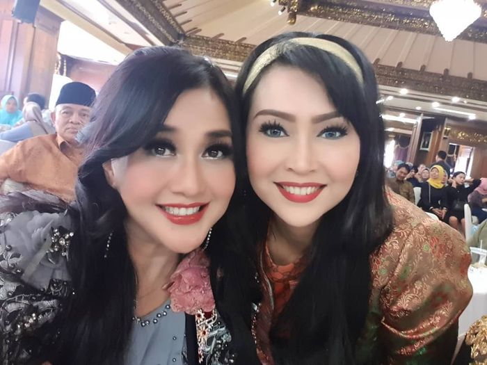 Cantik dan awet muda ya? Instagram.com/@ratna_listy