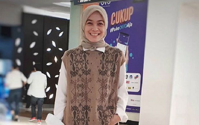 Hijab simple tanpa aksesori bahakan jarum pentul di kepala, pakai helm jadi nyaman.
