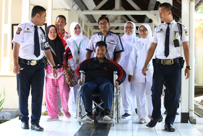 Arya Permana, bocah obesitas asal Karawang diantar sejumlah petugas yang merawatnya meninggalkan rumah sakit seusai menjalani operasi plastik tahap pertama mengangkat kulit menggelambir di kedua lengannya, di Rumah Sakit Hasan Sadikin (RSHS), Jalan Pasteur, Kota Bandung, Jawa Barat, Senin (29/7/2019