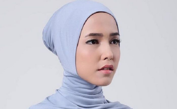 Hijaber kudu hindari tatanan rambut model sanggul atau cepol saat pakai helm, bikin nggak nyaman.