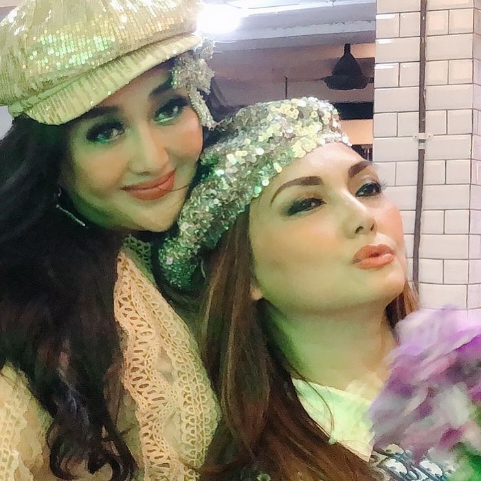 Penampilan terbaru Paramitha Rusady bersama Nia Daniaty. 