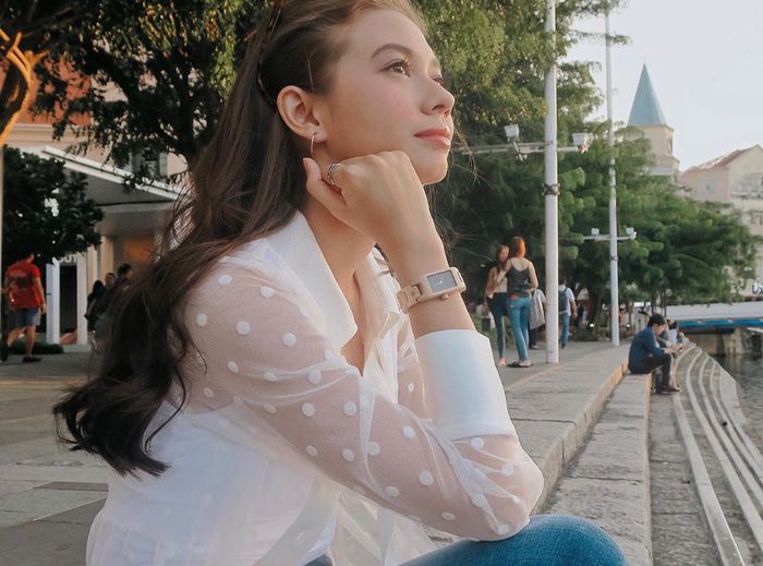 Atasan putih ala Yuki Kato