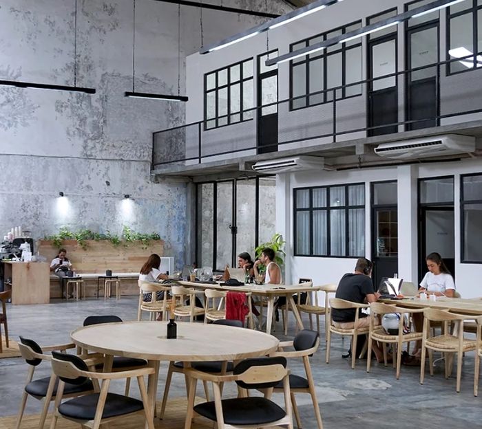 Tidak Seram! Begini Interior Kafe Bekas Pabrik Pakaian Tua di Bali - Semua Halaman - iDEA
