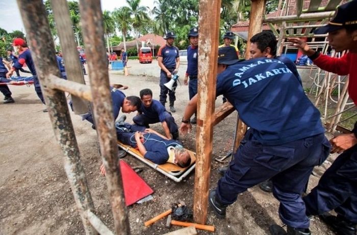 Latihan penyelamatan di pusat pelatihan dan laboratorium pemadam kebakaran yang terletak di kawasan Jakarta Timur.