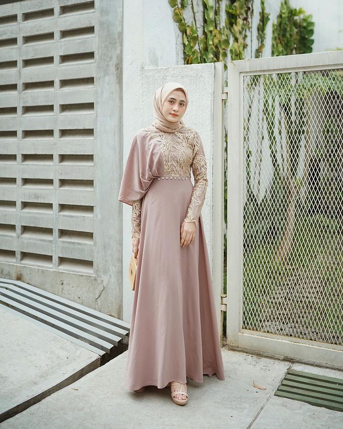 5 Gaun Pesta Hijab  Modern Warna Pastel yang Manis Buat 