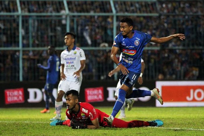 Kiper Persib M Aqil Savik (jersey merah) pasrah ketika pemain Arema FC Rivaldi Bawuo menjebol gawangnya saat laga tunda Pekan 4 Liga 1 2019 yang berakhir dengan skor 5-1 di Stadion Kanjuruhan Kabupaten Malang, Jawa Timur, Senin (30/07/2019) malam.