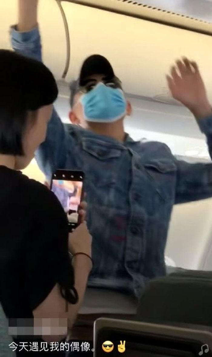 Andy Lau sedang berada di kelas ekonomi