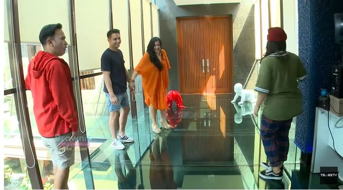 Lorong Rumah Jennifer Jill yang berlantai kaca