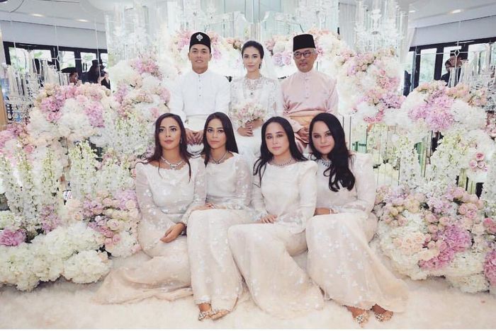 Raja Malaysia bersama kelima putrinya dan sang menantu