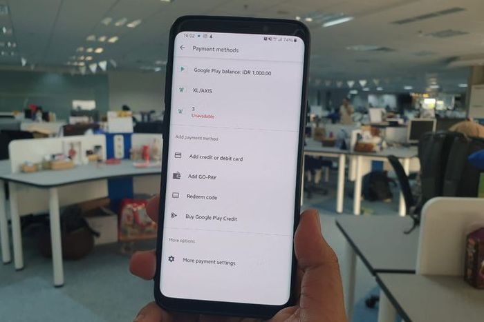 Ilustrasi pembayaran Play Store dengan GoPay