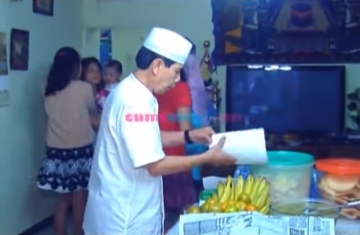 Ruang makan sederhana di rumah Malih Tong Tong.