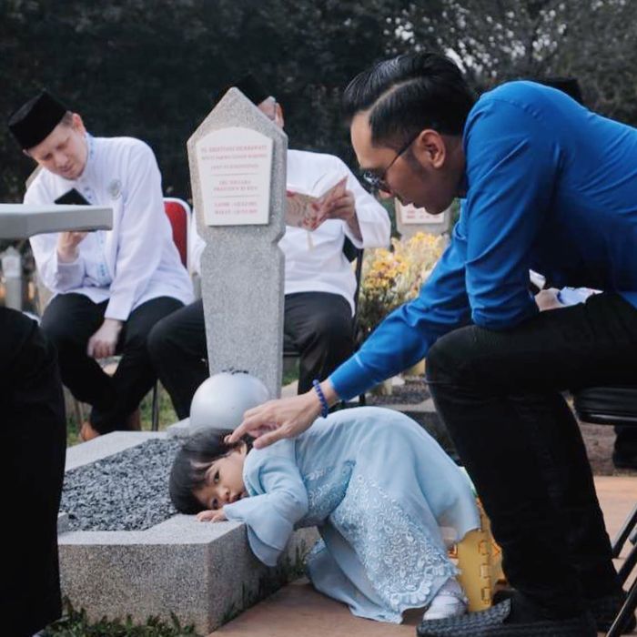 Gayatri Idalia Yudhoyono (Gaia) tampak menempelkan telinganya di pusara Ani Yudhoyono.
