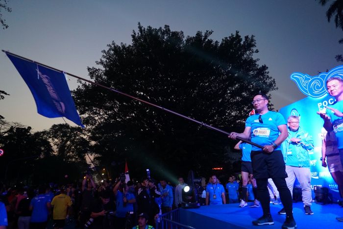 Bapak Ridwan Kamil pada saat melakukan flag off Pocari Sweat Run Bandung 2019 di Gedung Sate.