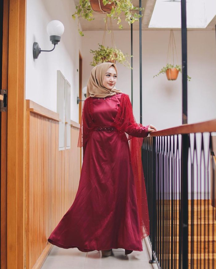 Paduan Warna Jilbab Untuk Baju Merah Marun  Voal Motif