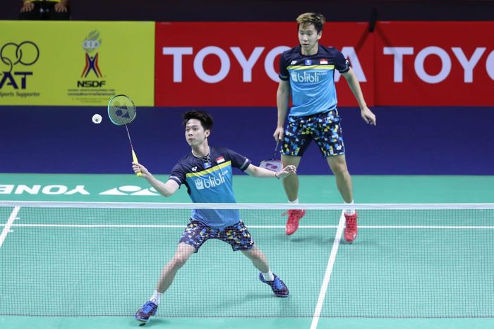 Pasangan ganda putra Indonesia, Marcus Fernaldi Gideon/Kevin Sanjaya Sukamuljo, mengembalikan kok ke arah Ou Xuan Yi/Zhang Nan (China) di Indoor Stadium Huamark, Kamis (1/8/2019).