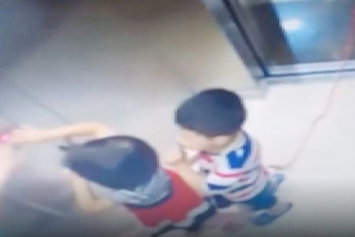 Bocah itu masuk dengan tali terjulur keluar pintu lift.