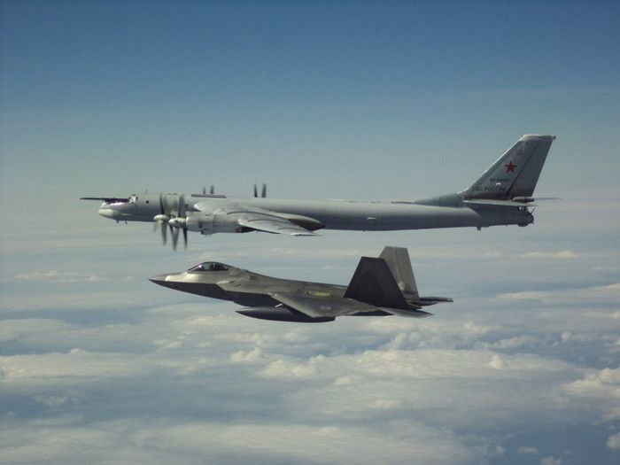 Tu-95 Bear ketika diintersep oleh jet tempur tercanggih AS, F-22 Raptor
