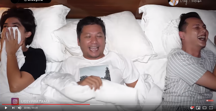 Ussy dan Andhika tertawa mendengar cerita Gading.