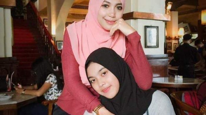 Aurellia Quratu Aini (jilbab hitam) semasa hidup bersama ibunya