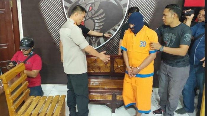 Polisi menginterogasi ayah yang memerkosa anak kandungnya sendiri di Lumajang. 