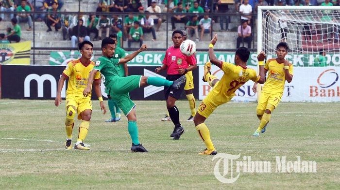 Pemain PSMS Medan, Aidun Sastra (kiri), saling berebut bola dengan pemain Sriwijaya FC, Ahmad Ihwan, pada lanjutan Liga 2 2019 di Stadion Teladan, Medan, pada 1 Agustus 2019