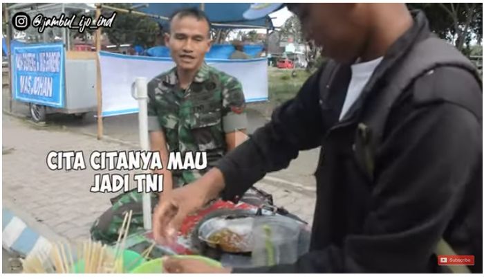 Achmad yang berjualan telur gulung bercita-cita jadi anggota TNI.