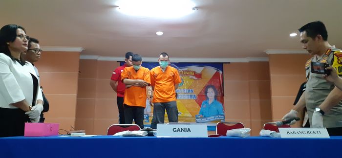 Dua orang perantara narkoba jenis ganja, HR dan AK, kepada RE yang merupakan teman Jefri Nichol saat rilis narkoba di Mapolres Jakarta Selatan, Kamis (1/8/2019).
