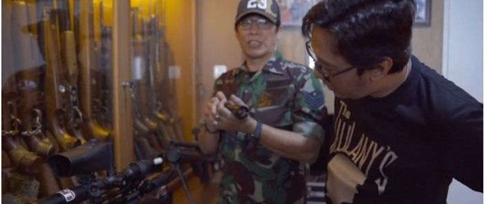 Parto menunjukkan koleksi senjatanya