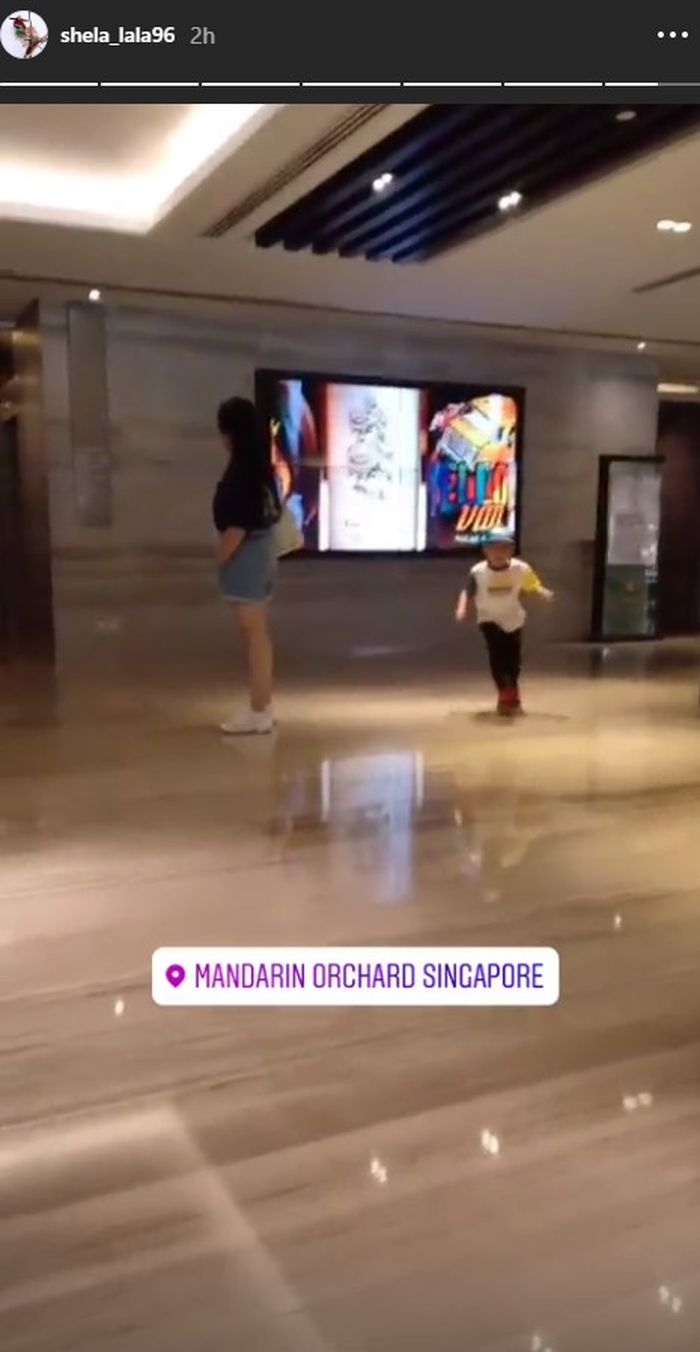 Nagita Slavina sekeluarga di Singapura