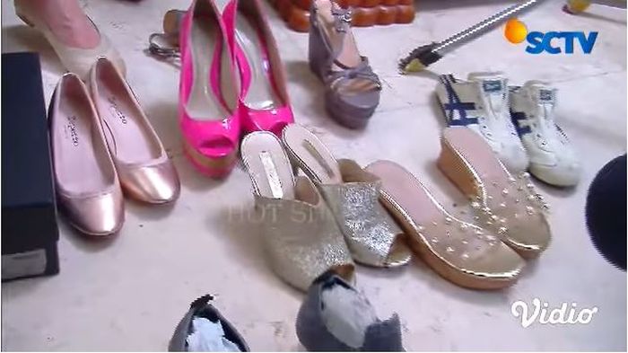 Sepatu yang dibawa <a href='https://lampung.tribunnews.com/tag/cut-keke' title='Cut Keke'>Cut Keke</a> ke lokasi syuting