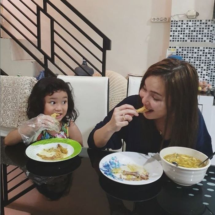 Unggahan <a href='https://pontianak.tribunnews.com/tag/ayu-ting-ting' title='Ayu Ting Ting'>Ayu Ting Ting</a> saat makan ceker dengan Bilqis