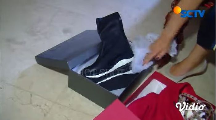 Sepatu travelling <a href='https://lampung.tribunnews.com/tag/cut-keke' title='Cut Keke'>Cut Keke</a>