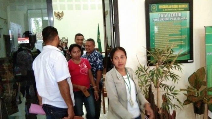 Tergugat Fransiska Nona Lin (berjaket) meninggalkan ruang sidang di PN Maumere, Jumat (2/8/2019).