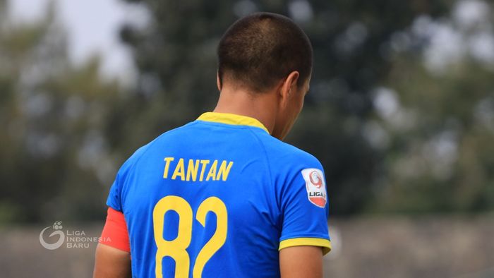 Kapten Persib B Blitar United, Tantan, saat membela timnya di Liga 2 2019.