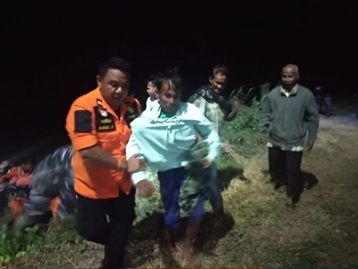 Petugas mengevakuasi seorang nelayan yang selamat dalam musibah tenggelamnya KM Pieces di perairan Kalsel, Jumat (2/8/2019) malam.