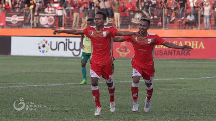 Pemain Persis Solo, Iman Budi Hernandi, merayakan gol yang dicetaknya ke gawang Persewar Waropen pada pekan kesembilan Liga 2 2019.