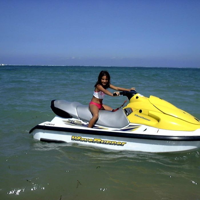 Irish Bella naik jet ski.