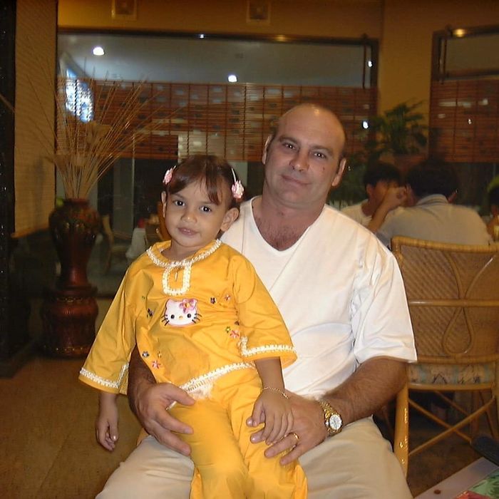 Irish Bella saat masih berusia 3 tahun, imut dalam outfit kuning!