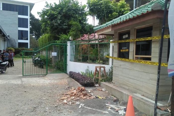 Kaca pos satpam kediaman Menteri Susi dipasangi garis polisi usai dilempari batu orang tak dikenal, Jumat dinihari (2/8/2019)